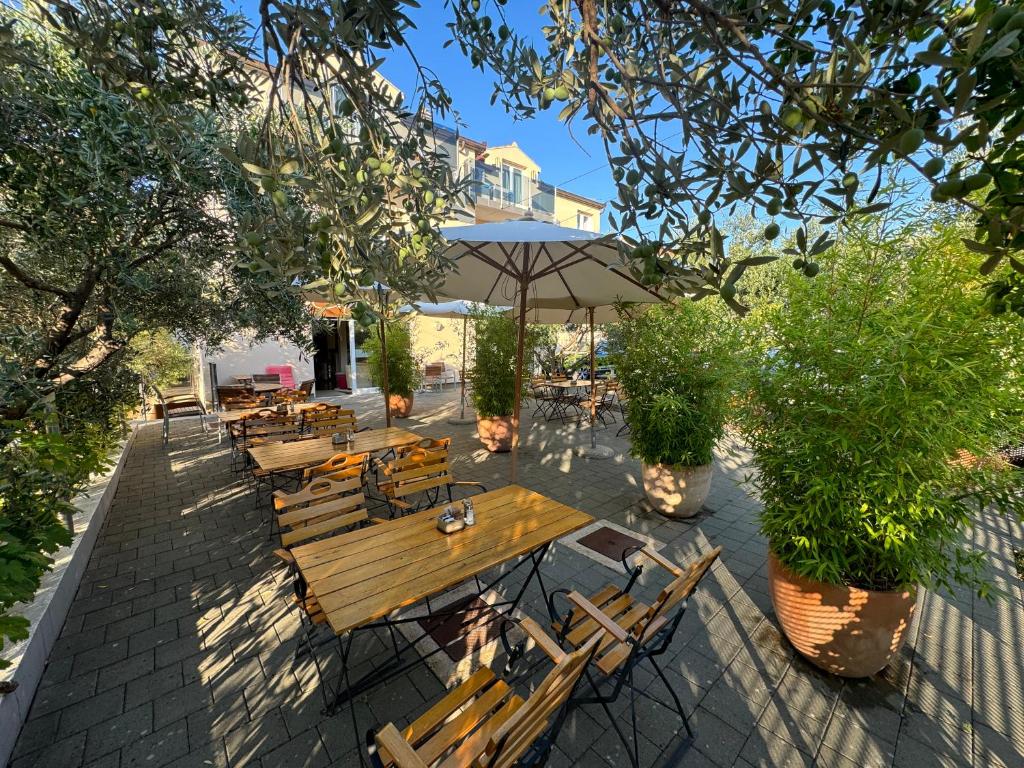 Viktoria Lodge Bed and Breakfast - 3