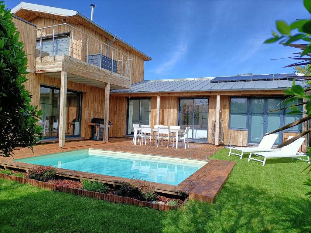 een huis met een zwembad in de tuin bij Le Carrelet 300m walk to a beach in Fouras