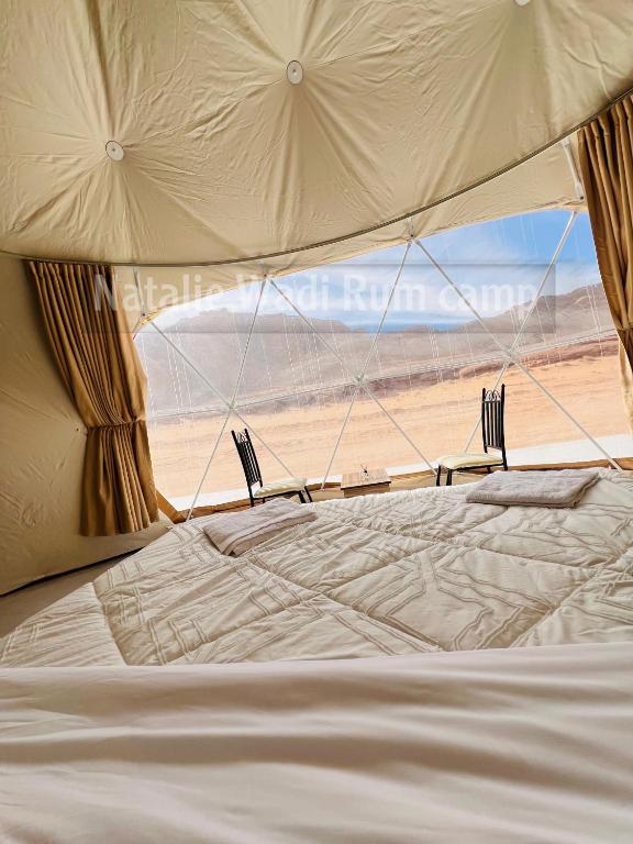 Postel nebo postele na pokoji v ubytování Natalie Wadi Rum camp