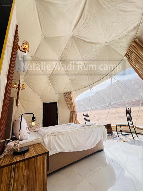 Postel nebo postele na pokoji v ubytování Natalie Wadi Rum camp