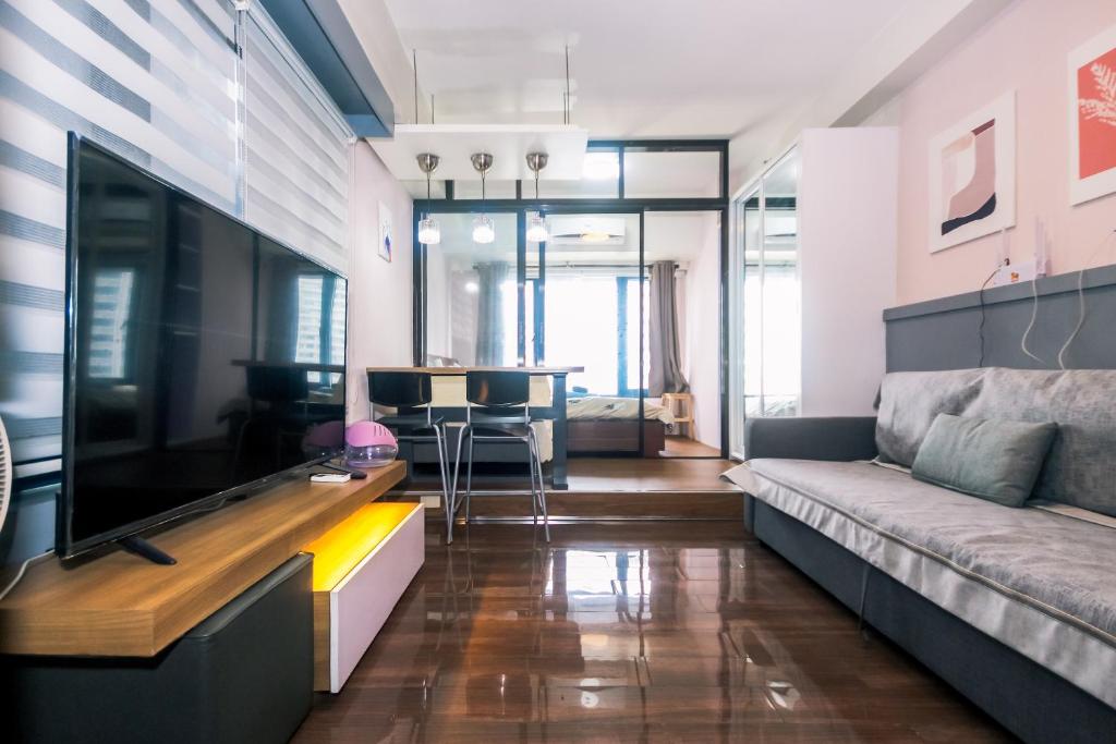 TV a/nebo společenská místnost v ubytování Traveler's Playground Makati Home Gym Swim Park Interrnet 300 Mb