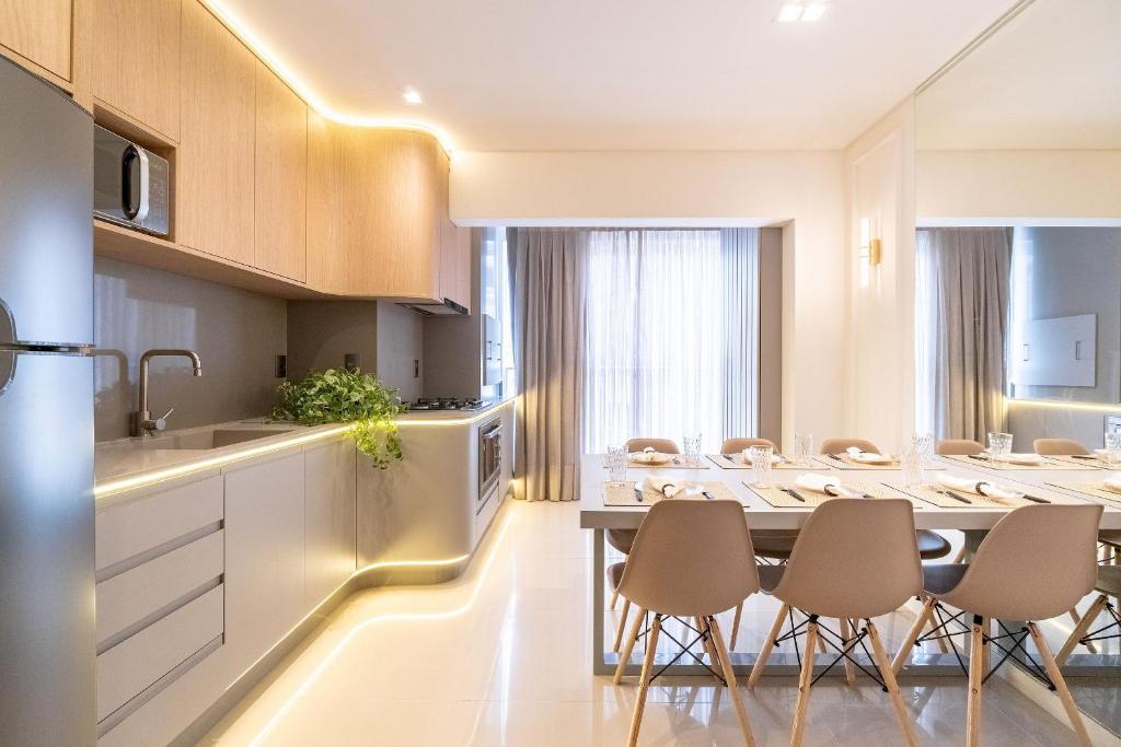 Køkken eller tekøkken på Achei Itapema • Elegante ap c/ vista do mar 2dorm