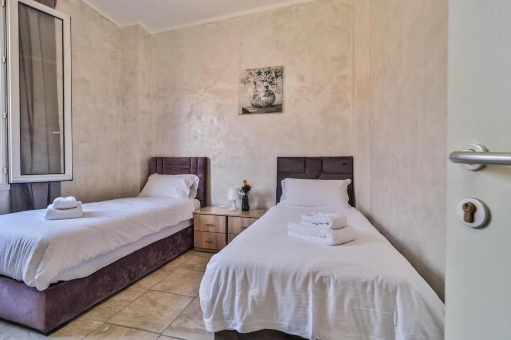 a bedroom with two beds with towels on them at AFFITTACAMERE VERDI - Nel Centro di Bologna in Bologna