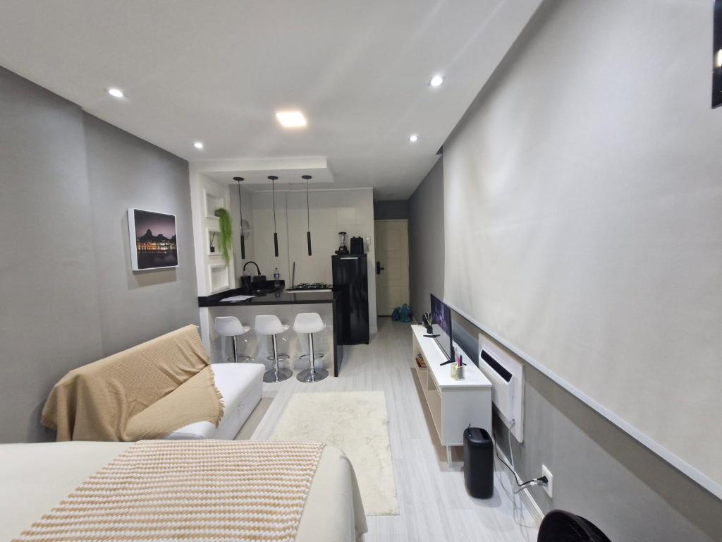 a small room with a bed and a kitchen at Loft Copacabana Mar in Rio de Janeiro