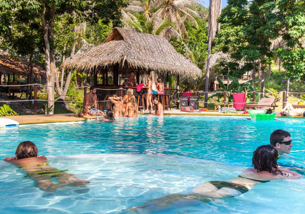 Bazén v ubytování Shiralea Backpackers Resort nebo v jeho okolí