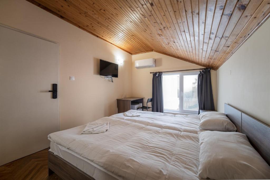 En eller flere senge i et værelse på Citybox - Shipka