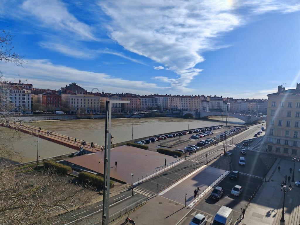 une vue d'une ville avec une rivière et des voitures dans l'établissement Grand loft bourgeois, Coeur Vieux Lyon, à Lyon