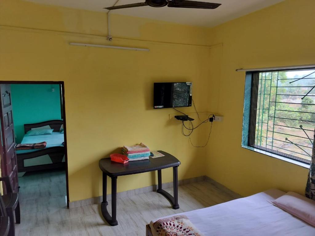 Gulmohar Cottages - Home Stay in Alibag客房内的一张或多张床位