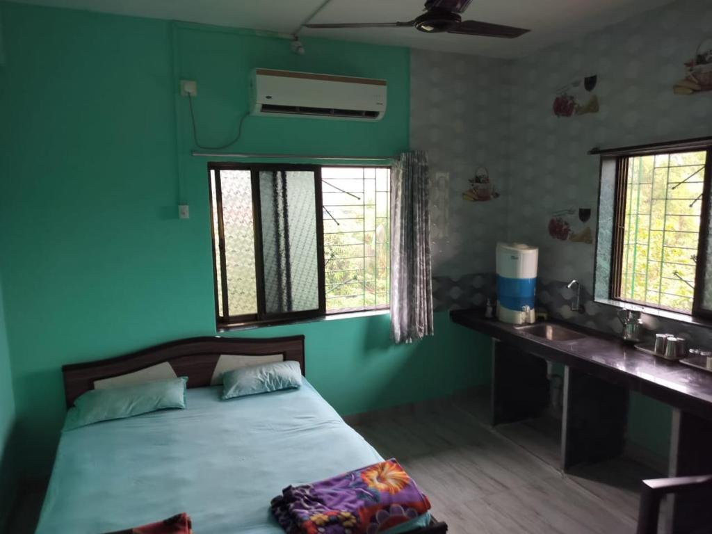 Gulmohar Cottages - Home Stay in Alibag客房内的一张或多张床位