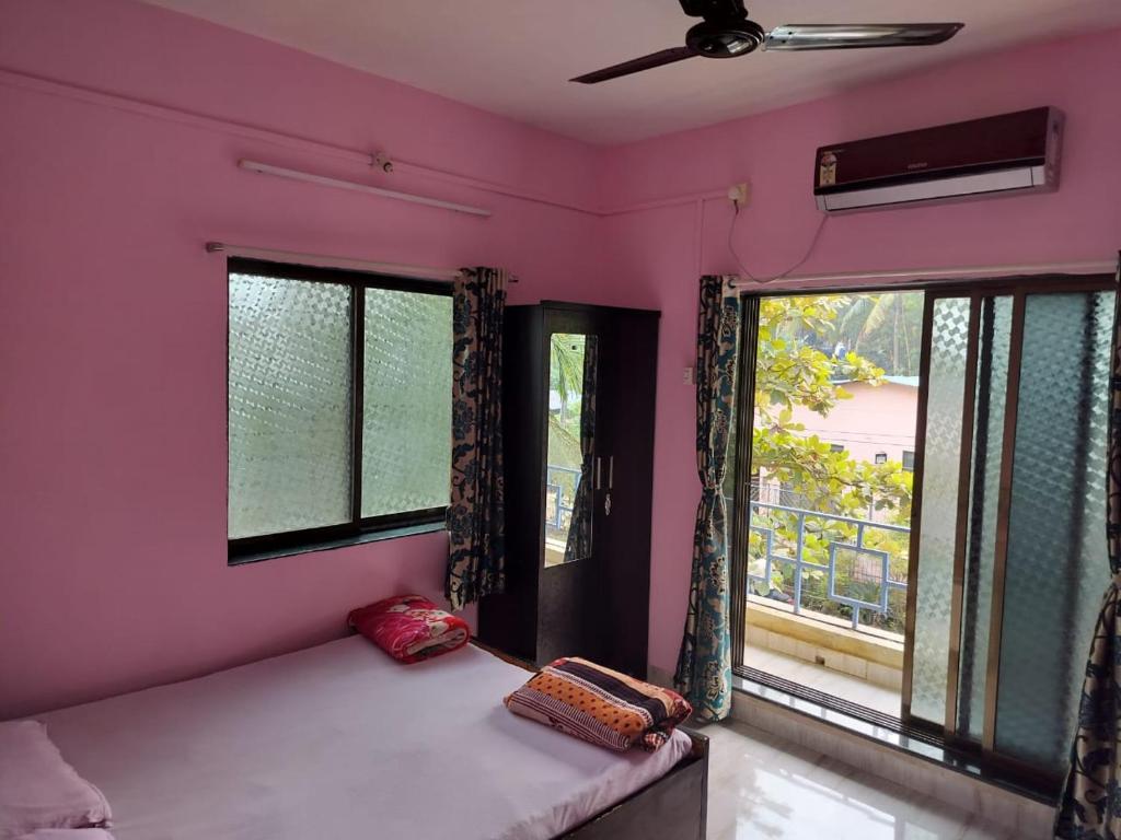 Gulmohar Cottages - Home Stay in Alibag客房内的一张或多张床位