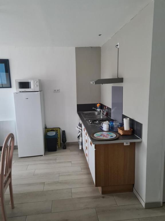 Kuchyň nebo kuchyňský kout v ubytování Appartement T2 spacieux à FREHEL