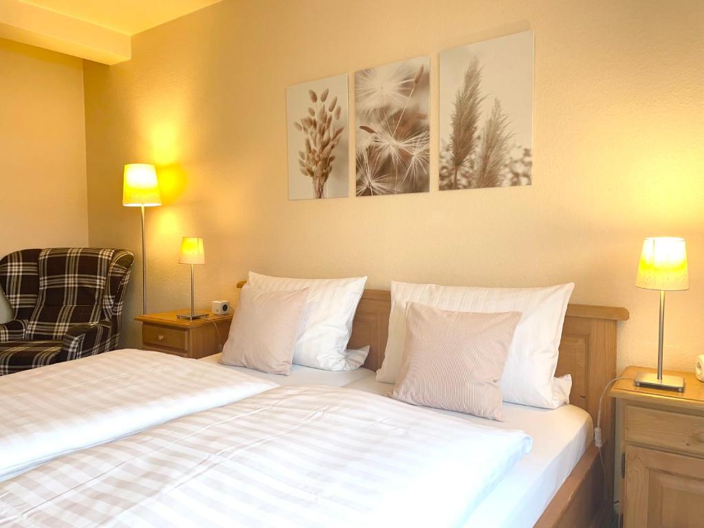 Postel nebo postele na pokoji v ubytování Hotel-Pension Hommen