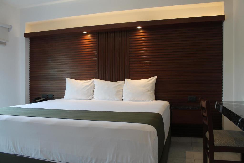 Postel nebo postele na pokoji v ubytování Hotel Colonial de Merida