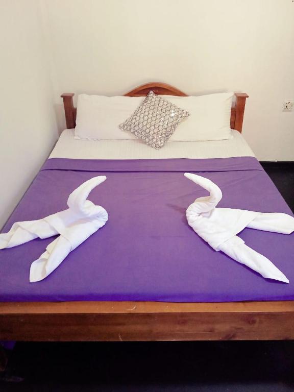 Postel nebo postele na pokoji v ubytování Mountain Breeze Inn Midigama