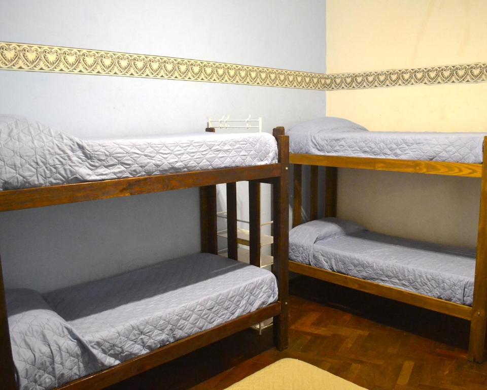 Postel nebo postele na pokoji v ubytování Tikka Hostel