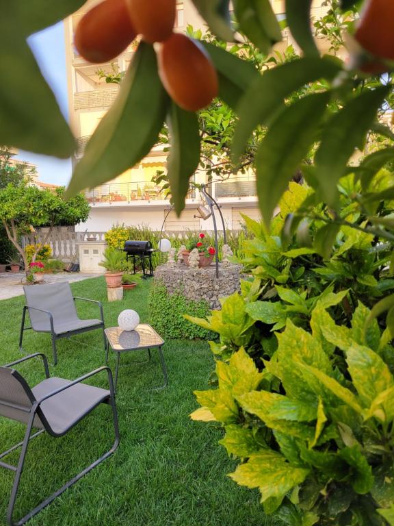 a garden with two chairs and a table in the grass at Giardino degli Gnomi in Francavilla al Mare