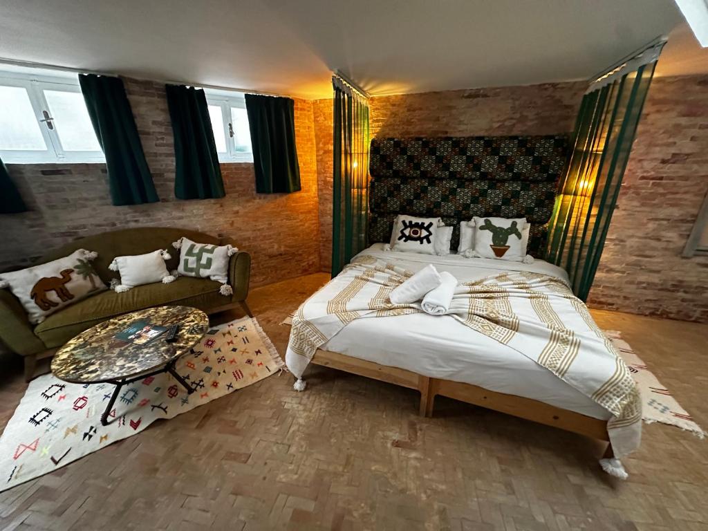 Postel nebo postele na pokoji v ubytování Mama Souiri Hotel