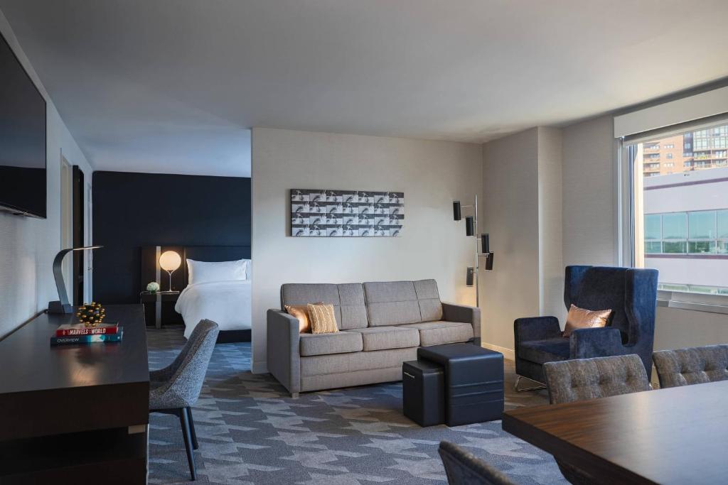 Renaissance Des Moines Savery Hotel photo