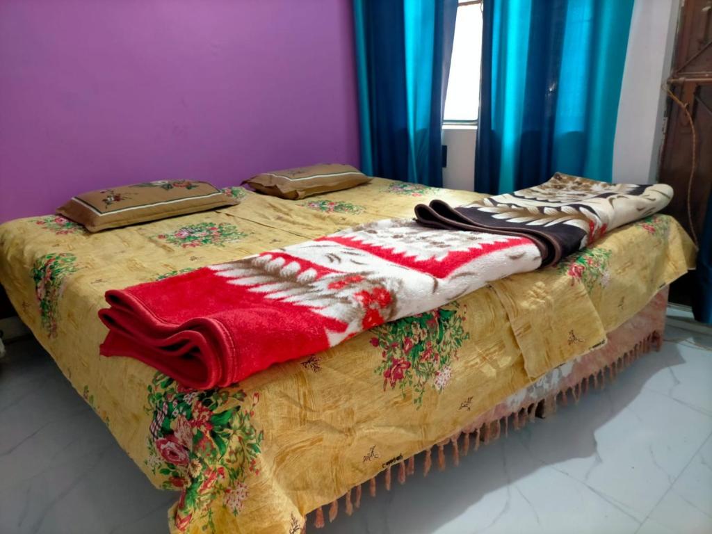 Ένα ή περισσότερα κρεβάτια σε δωμάτιο στο Vikas home stay