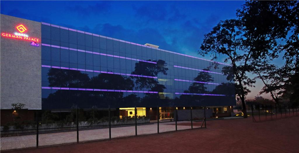 un bâtiment avec un panneau sur son côté dans l'établissement Hotel German Palace Near to Airport, à Gandhinagar