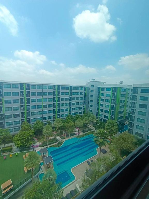 a view of a pool in front of a large building at Grene Donmueng in Thung Si Kan