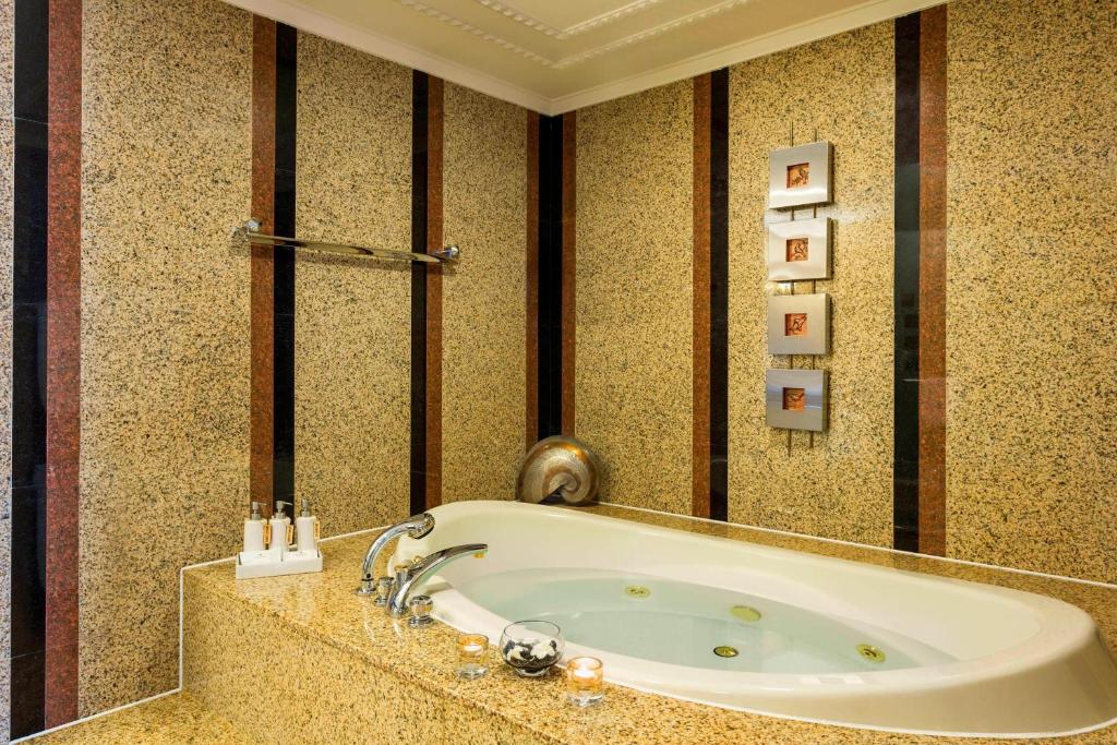 Suite Hạng Tổng Thống Có Giường Cỡ King Nhìn Ra Sông - Tầng Club
