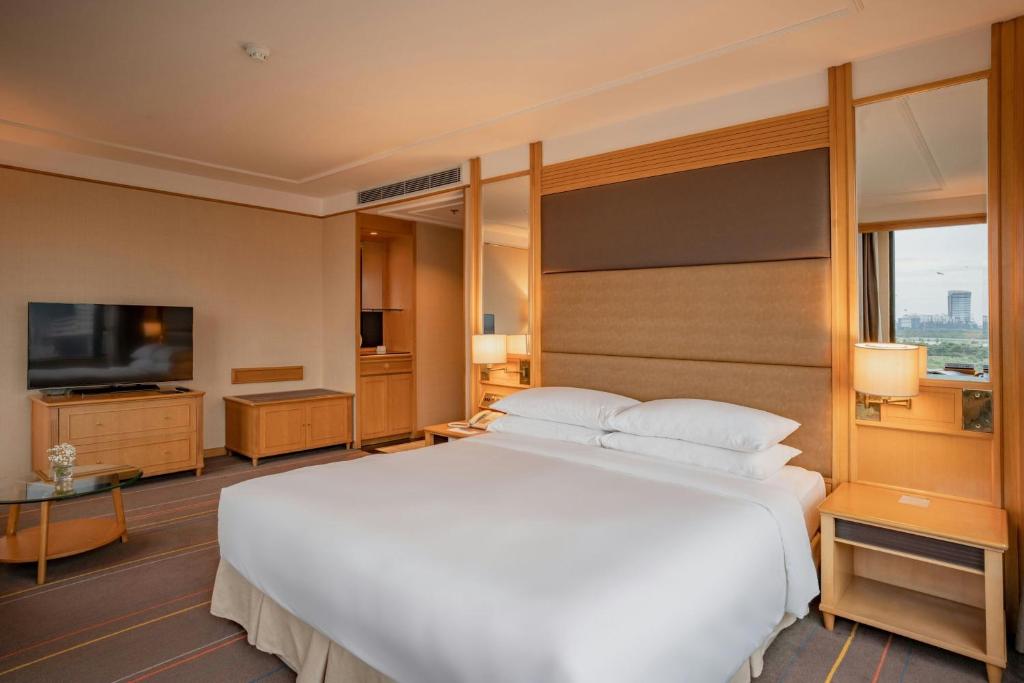Executive King Studio – High Floor / Club Level, River View