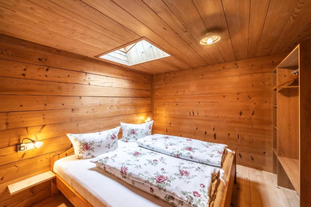 A bed or beds in a room at Bauernhof Hammerer