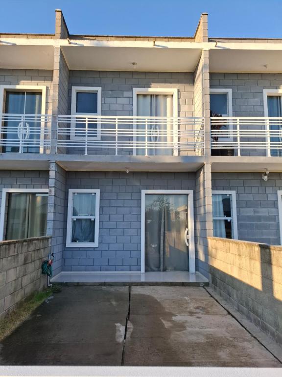 un edificio in mattoni blu con un balcone di S2 - Residencial Soulmar Balneário Gaivota - SC - Village Dunas Norte - 1,5 quadra do mar a Balneário Gaivotas
