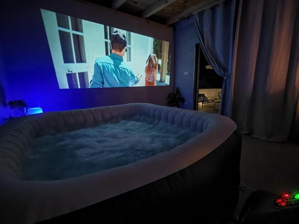 Un televizor și/sau centru de divertisment la Apartment Meraki Kostrena - Hot Tub