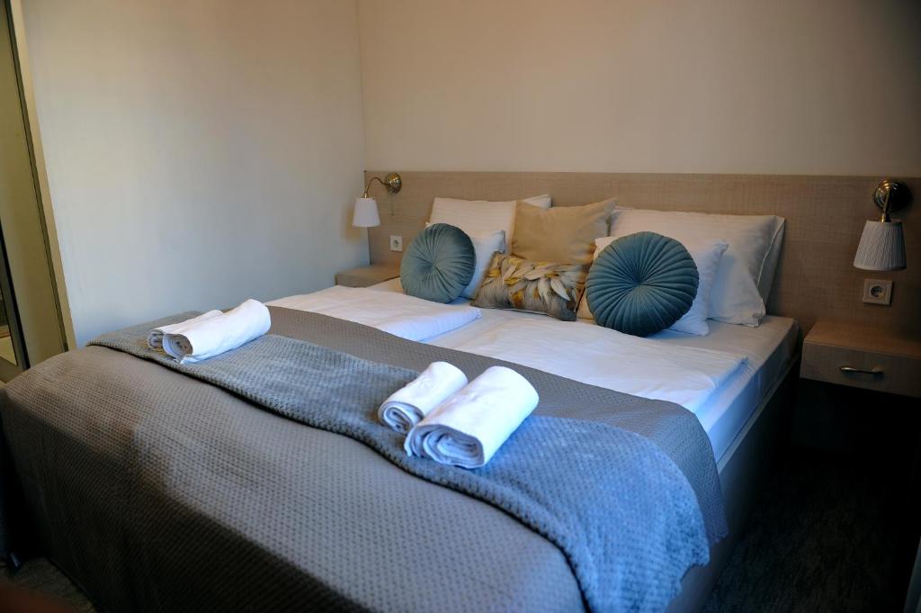 Postel nebo postele na pokoji v ubytování Hotel Három Gúnár