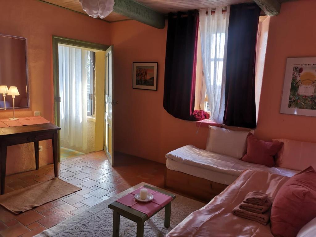 un salon avec un canapé et une table dans l'établissement Maison Chêne Vert, à Sanilhac-et-Sagriès