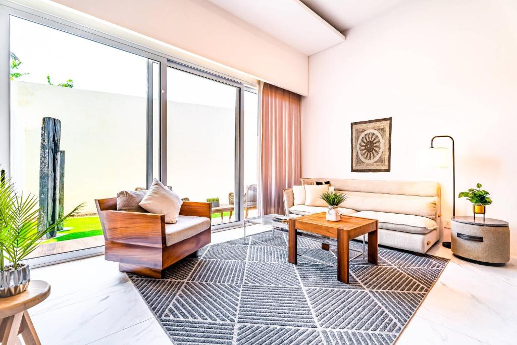 ein Wohnzimmer mit Couch und Tisch in der Unterkunft 3BR Cabo Condo Walk to Medano Beach & Marina in Cabo San Lucas