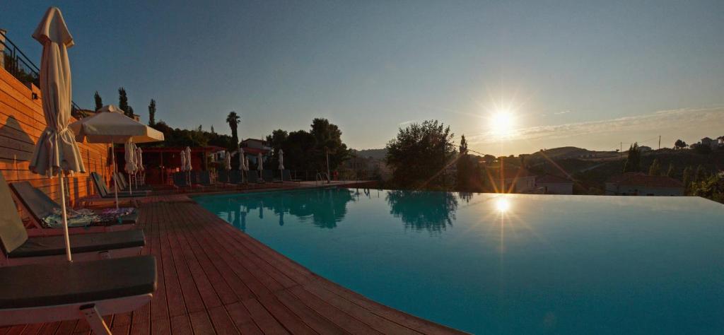 Bazén v ubytování Belvedere Aeolis Hotel nebo v jeho okolí