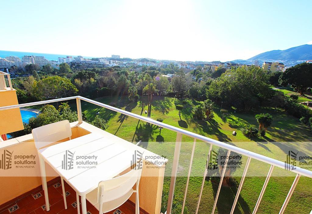 - Balcón con mesa y vistas al parque en 426 Estudio en Minerva Apartamentos - Vista al jardín - Piscina y Playa, en Benalmádena