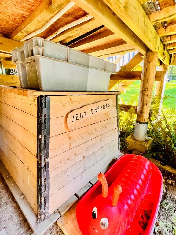 Fotografie z fotogalerie ubytování La cabane perchée du trappeur v destinaci Écrainville
