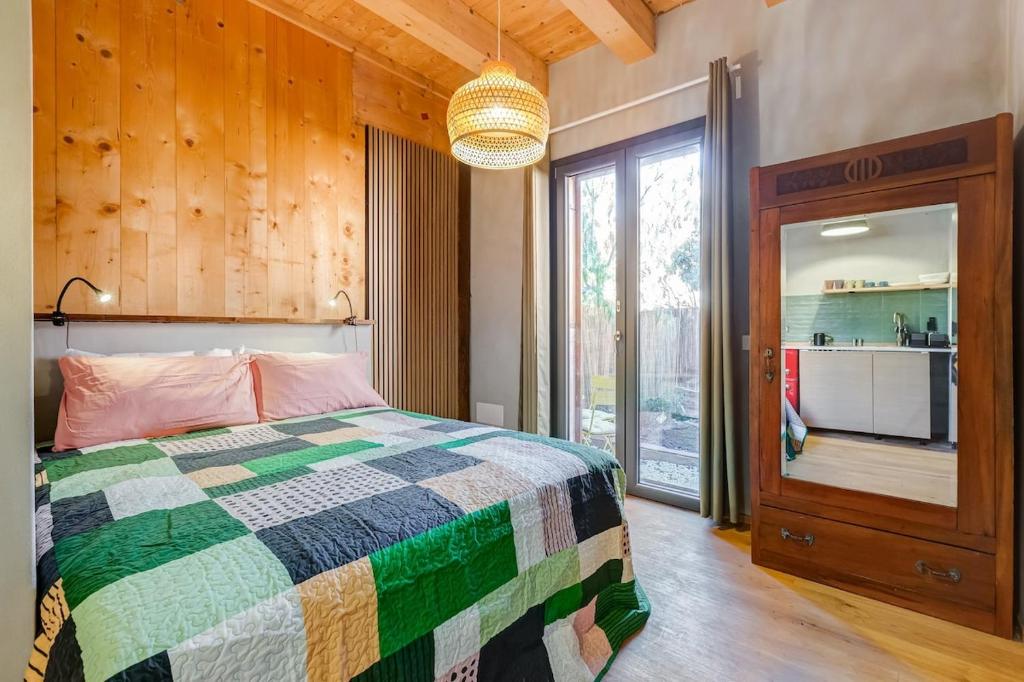 Private Garden Studio 3 Min Walk to Metro