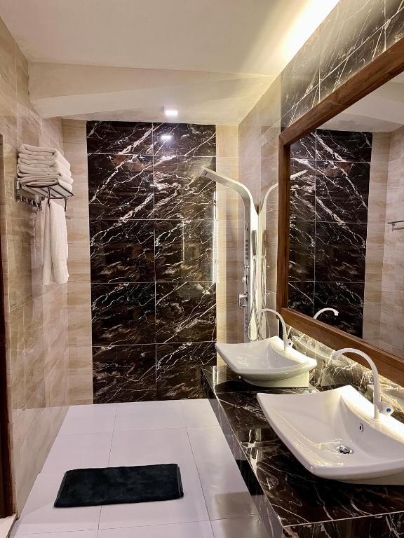 Koupelna v ubytování Sundaras Family Suites