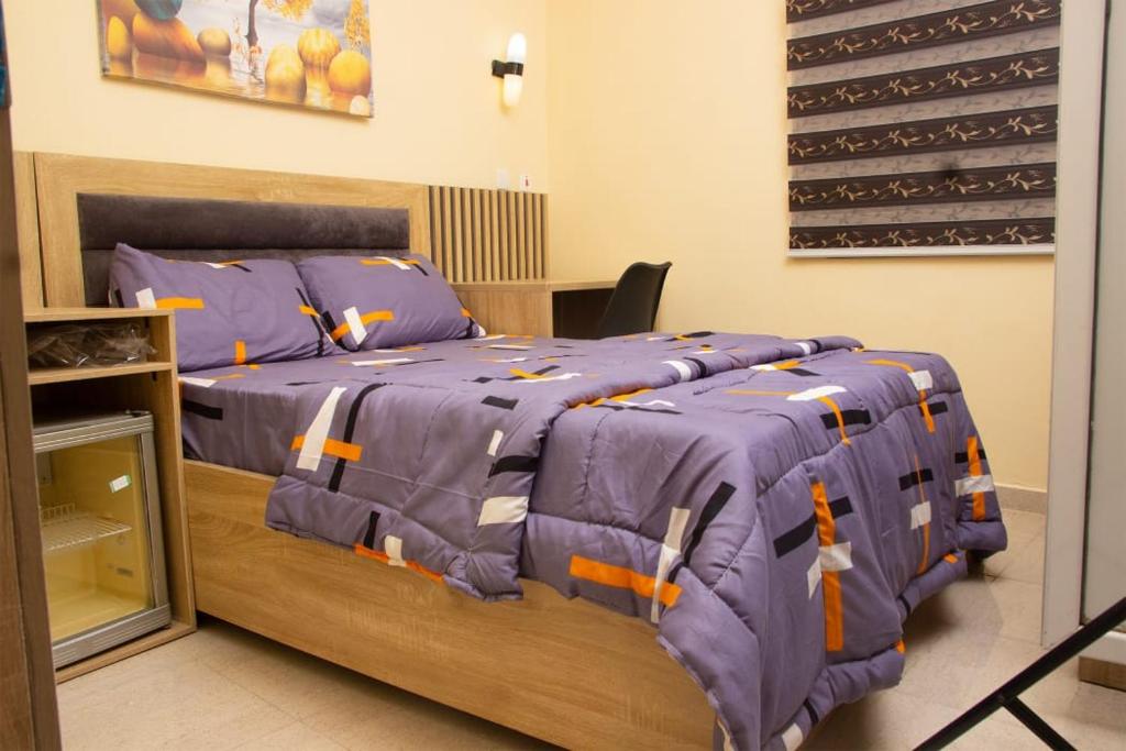 Postel nebo postele na pokoji v ubytování Logos Guest Suites