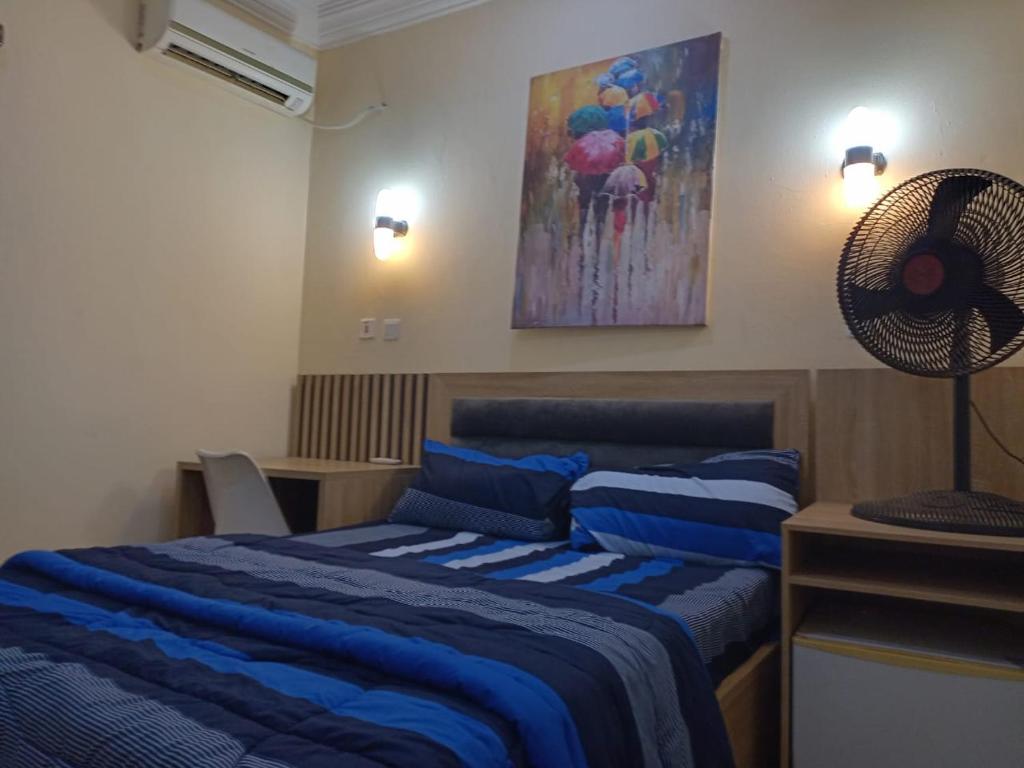 Postel nebo postele na pokoji v ubytování Logos Guest Suites