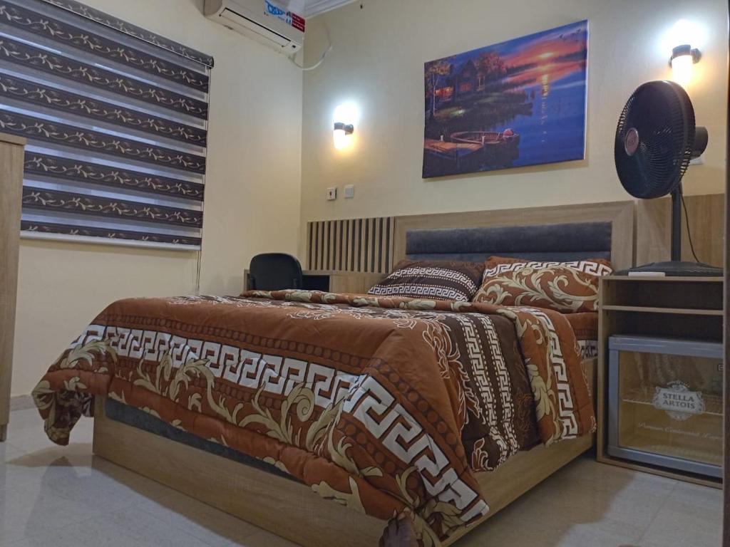 Postel nebo postele na pokoji v ubytování Logos Guest Suites