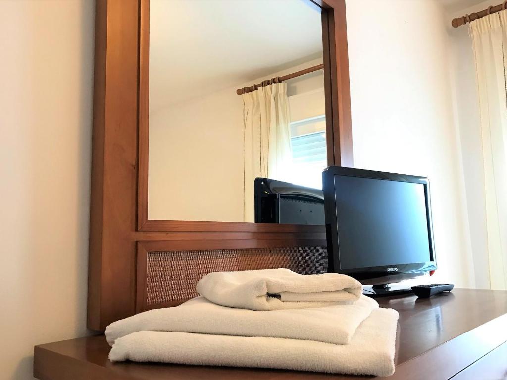 A television and/or entertainment centre at Apartamento En El Centro De Ronda