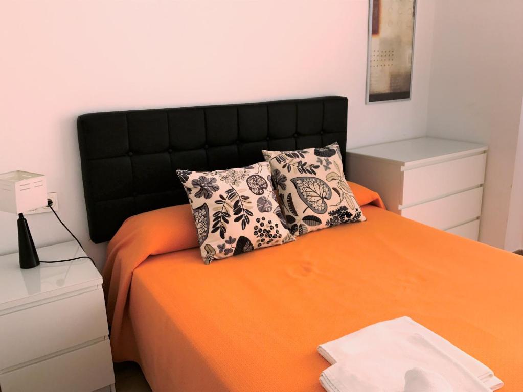 A bed or beds in a room at Apartamento En El Centro De Ronda