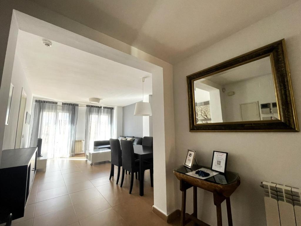 A television and/or entertainment centre at Apartamento En El Centro De Ronda