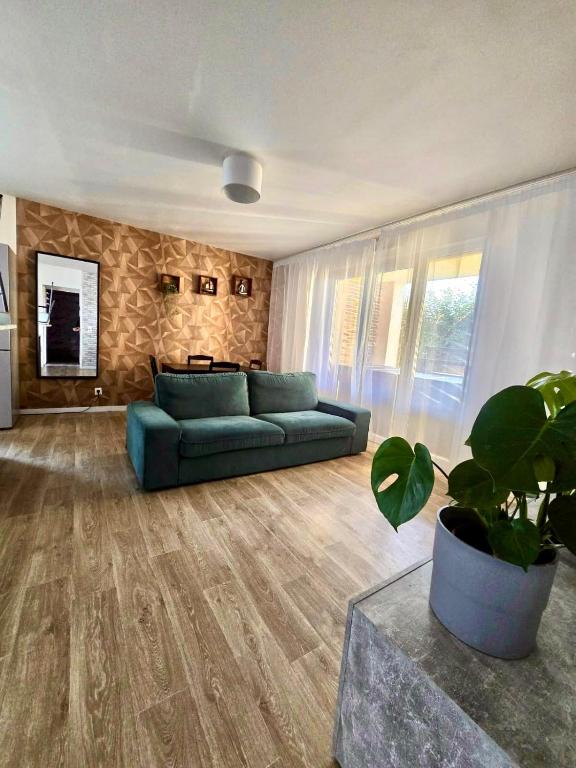 Photo de la galerie de l'établissement Appartement rez de chaussée avec parking privé, à Orléans