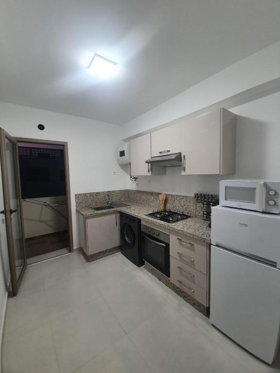 Kuchyň nebo kuchyňský kout v ubytování Appartement de Luxe Vue Mer Avec Climatisation ! à 5 minutes à pied de la Plage ! à environ 6 minutes en voiture du centre d'Agadir et à 10 minutes en voiture de Taghazout !