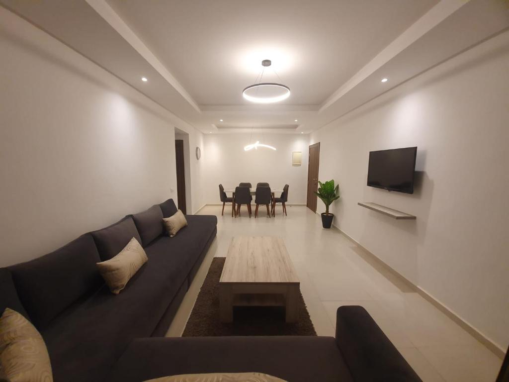 TV a/nebo společenská místnost v ubytování Appartement de Luxe Vue Mer Avec Climatisation ! à 5 minutes à pied de la Plage ! à environ 6 minutes en voiture du centre d'Agadir et à 10 minutes en voiture de Taghazout !