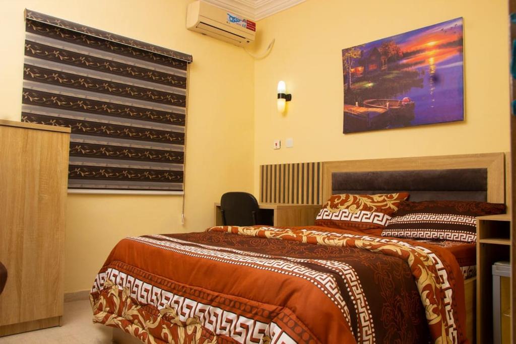 Postel nebo postele na pokoji v ubytování Logos Guest Suites