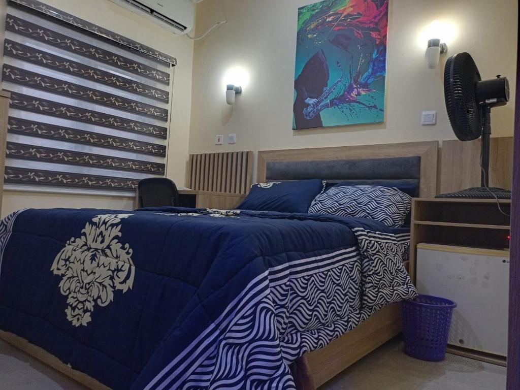 Postel nebo postele na pokoji v ubytování Logos Guest Suites