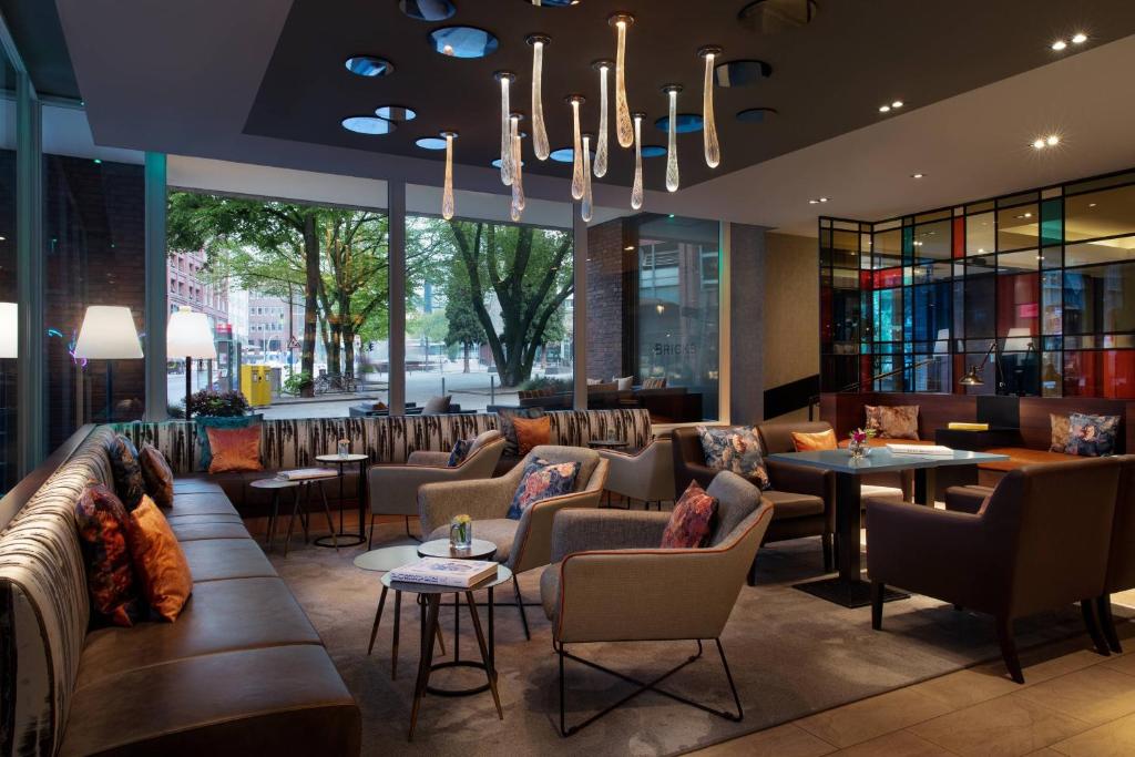 Posezení v ubytování Renaissance Hamburg Hotel